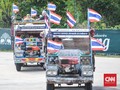 Penonton MotoGP Thailand Naik Truk Petani Menuju Sirkuit