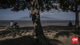 Dari tepi Pantai Boom pengunjung bisa menikmati pemandangan Bali sekaligus merasakan berada di zona waktu Banyuwangi dan Bali. (CNN Indonesia/Bisma Septalisma)