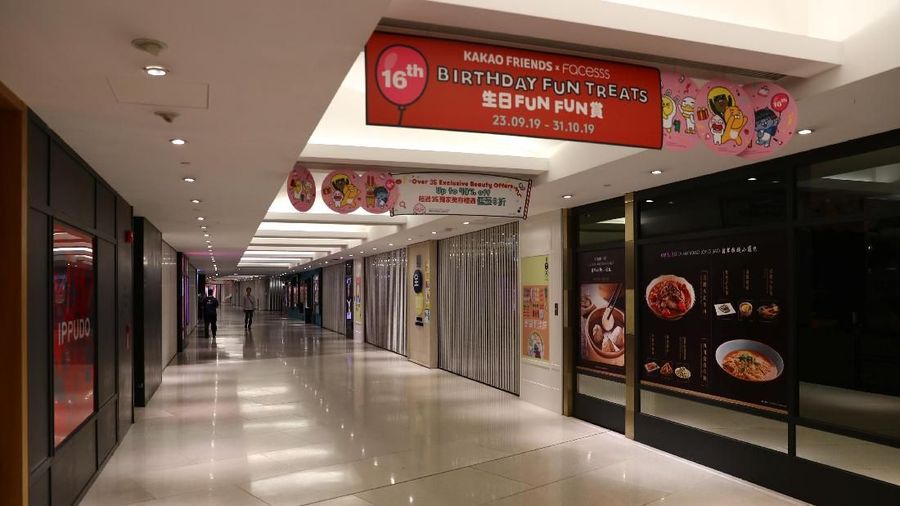 Demonstrasi yang kerap berubah menjadi kekerasan di beberapa area perbelanjaan utama kota itu memaksa sejumlah toko untuk menutup toko.