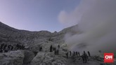 Ijen dikelilingi beberapa gunung seperti Raung, Rante, Pendil, dan Suket. (CNN Indonesia/Bisma Septalisma)
