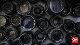 Lowlight Bazaar merupakan ajang rutin bagi para pencinta fotografi analog. Selain bazar kamera analog, tersedia juta beragam merchandise, jasa scan roll film, servis kamera, dan penjualan macam-macam buku foto. (CNN Indonesia/Bisma Septalisma)