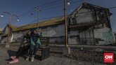 Pantai Boom juga dijadikan lokasi favorit untuk berfoto. (CNN Indonesia/Bisma Septalisma)