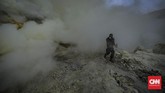 Blue fire bukanlah api, melainkan reaksi dari gas belerang yang bersuhu tinggi ketika bertemu oksigen. (CNN Indonesia/Bisma Septalisma)