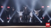 Ini adalah kali kedua bagi Ateez untuk tampil di Indonesia. Tak ayal, Ateez pun mengajak pengunjung untuk bernyanyi bersama. (CNN Indonesia/Bisma Septalisma)