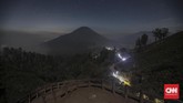 Gunung Ijen adalah gunung berapi aktif yang bisa meletus kapan saja. (CNNIndonesia/Bisma Septalisma)