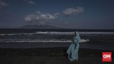 Pantai Boom juga menjadi lokasi favorit untuk wisata keluarga di Banyuwangi. Di sekitarnya sudah terdapat kios penjual makanan dan minuman. (CNN Indonesia/Bisma Septalisma)