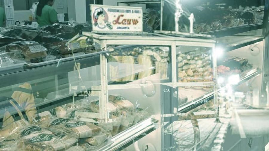 Kamu wajib cobain produk roti dari toko-toko roti dan kue jadul ini.