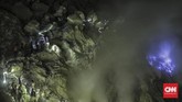 Para turis mulai melakukan pendakian ke Kawah Ijen sejak tengah malam. Fenomena api biru hanya bisa dilihat pada pukul 02.00-04.00 waktu setempat. (CNN Indonesia/Bisma Septalisma)
