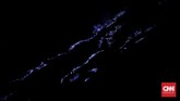 Pemandangan fenomena api biru di Kawah Ijen, Banyuwangi. (CNNIndonesia/Bisma Septalisma)