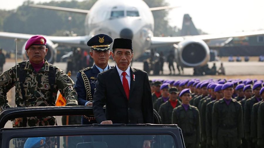 HUT TNI tahun ini mengambil tema 'TNI Profesional Kebanggaan Rakyat'.