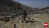 Medan pendakian di Kawah Ijen menanjak dengan curam dan berpasir. Namun pendaki amatir tetap bisa melakukannya dengan bantuan pemandu wisata. (CNN Indonesia/Bisma Septalisma)