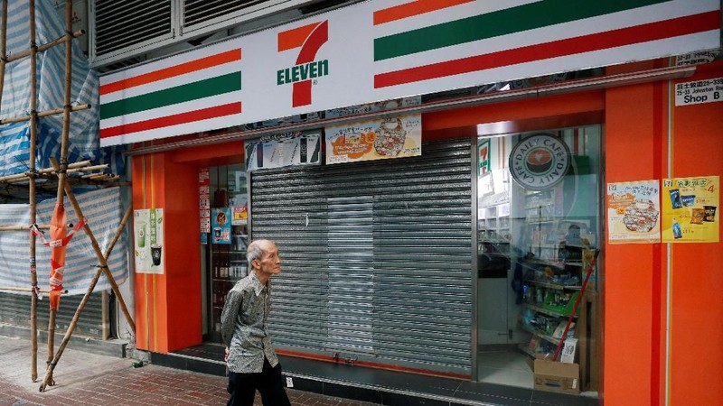 Demonstrasi yang kerap berubah menjadi kekerasan di beberapa area perbelanjaan utama kota itu memaksa sejumlah toko untuk menutup toko.