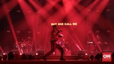 Sebagai pamungkas, rapper kenamaan Rich Brian pun 'menggebrak' panggung dengan penampilannya yang enerjik dan emosional. (CNN Indonesia/Bisma Septalisma)