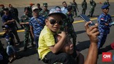 Warga pun turut antusias menyaksikan Upacara Perayaan HUT Ke-74 TNI di Lanud Halim Perdanakusuma, Jakarta, (5/10). Perayaan HUT ke-74 TNI bertemakan TNI Profesional Kebanggaan Rakyat.