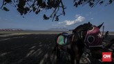 Pengunjung bisa naik kuda untuk keliling sekitar Pantai Boom. (CNN Indonesia/Bisma Septalisma)