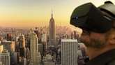 Tak hanya sajian gambar, ada juga karya seni berupa poster pemandangan kota New York yang membutuhkan kacamata Virtual Reality (VR) tiga dimensi. (AP Photo/Jens Meyer)