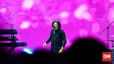Setia Band menjadi salah satu band pop melayu yang mengisi sesi Oom Leo Berkaraoke. Selain membawakan lagu hit mereka sendiri, Setia Band juga membawakan lagu Bintang Kehidupan milik Nike Ardilla. (CNN Indonesia/M Andika Putra)