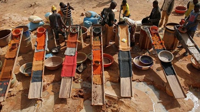 Ambruk! Tambang Emas Ini Tiba-Tiba Roboh Kubur Penambang, 28 Tewas
