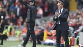 Pelatih Leicester City yang juga mantan arsitek Liverpool Brendan Rodgers memberi arahan kepada para pemain The Foxes. (AP Photo/Jon Super)