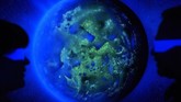 Ilusi planet warna biru terlihat detailnya di ruangan sistem tata surya yang memakai pencahayaan warna hitam. (AP Photo/Jens Meyer)