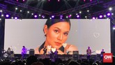 Raisa kembali ke atas panggung festival musik usai melahirkan November lalu. Ia kembali membuat penonton Synchronize Fest 2019 menggalau Jumat (4/10) sore. (CNN Indonesia/Agniya Khoiri)