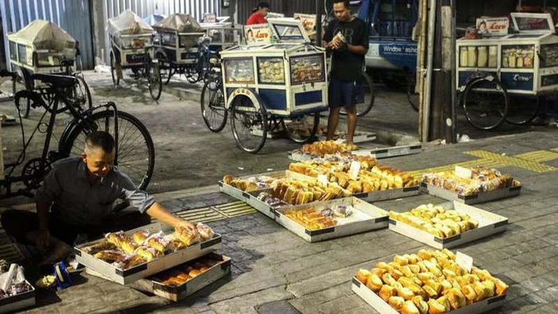 Menyukai penganan roti? Berarti kamu wajib cobain produk roti dari toko-toko roti dan kue jadul (zaman dulu) yang masih eksis hingga kini.