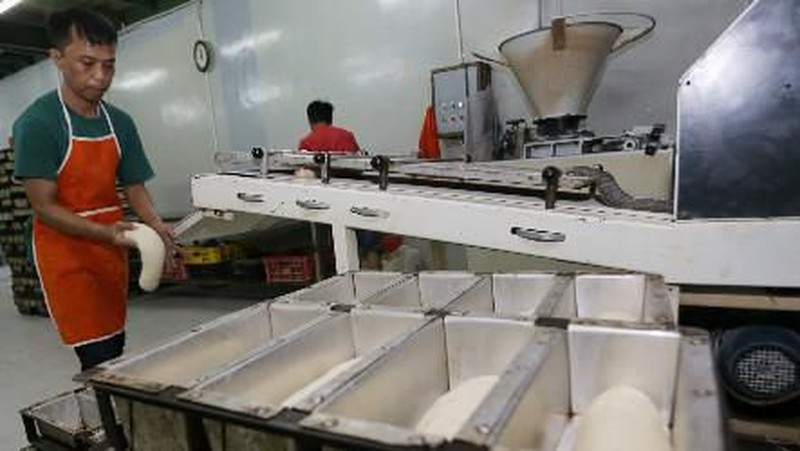 Menyukai penganan roti? Berarti kamu wajib cobain produk roti dari toko-toko roti dan kue jadul (zaman dulu) yang masih eksis hingga kini.