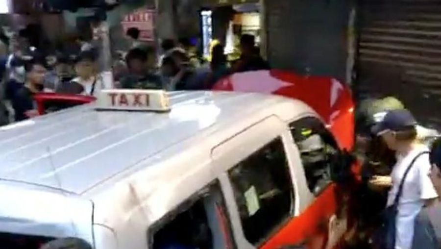 Taksi itu kemudian ditemukan telah rusak, dengan jendelanya rusak, plat nomor dicat dan benda-benda di mobil berserakan di tanah.