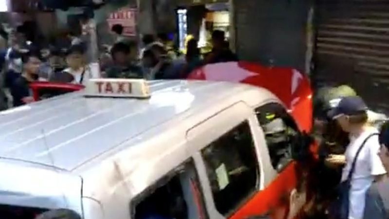 Taksi itu kemudian ditemukan telah rusak, dengan jendelanya rusak, plat nomor dicat dan benda-benda di mobil berserakan di tanah.