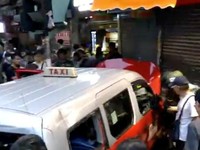 Hong Kong Makin Kacau, Taksi Terobos Pendemo Hong Kong