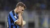Nicolo Barella tampak kecewa setelah Inter Milan mengalami kekalahan perdana pada musim ini. (AP Photo/Luca Bruno)