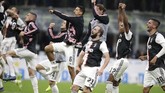 Juventus merayakan kemenangan di laga tandang. Bianconeri kini memimpin klasemen Liga Italia dengan 19 poin atau unggul satu poin dari Inter Milan. Anak asuh Maurizio Sarri pun menjadi satu-satunya kesebelasan yang belum terkalahkan di Liga Italia musim ini. (AP Photo/Luca Bruno)