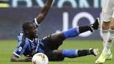 Romelu Lukaku terjatuh dalam upaya menerobos pertahanan Juventus. (AP Photo/Luca Bruno)