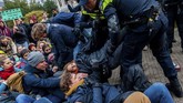 Aksi menentang perubahan iklim bahkan sempat berujung bentrokan, seperti yang terjadi di Amsterdam, Belanda. (Romy Fernandez/AF)