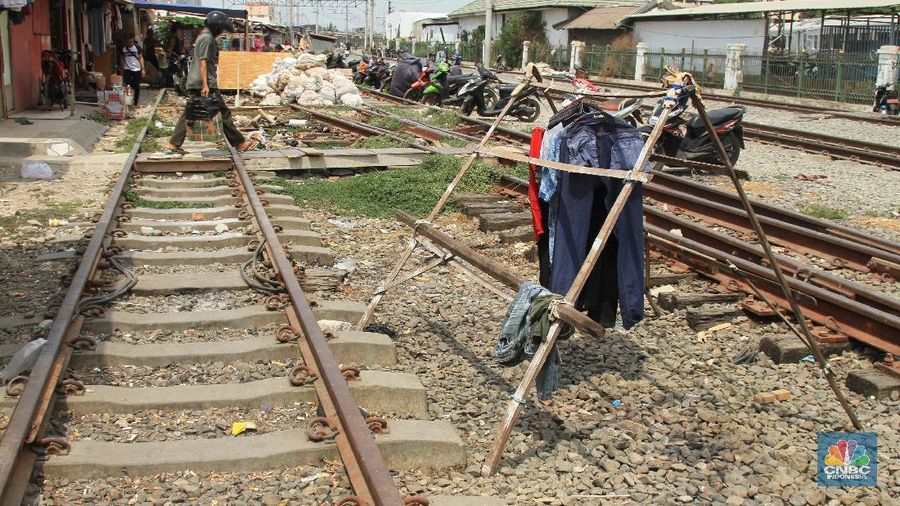 Salah satu warga yang tinggal di sana adalah Andri. Ia membayar sewa gubuk Rp 300 ribu per bulan.
