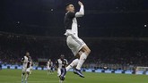 Pada menit ke-41, Cristiano Ronaldo sempat merayakan gol. Namun wasit menganulirnya karena Paulo Dybala yang memberi umpan lebih dulu berada pada posisi offside. (AP Photo/Luca Bruno)