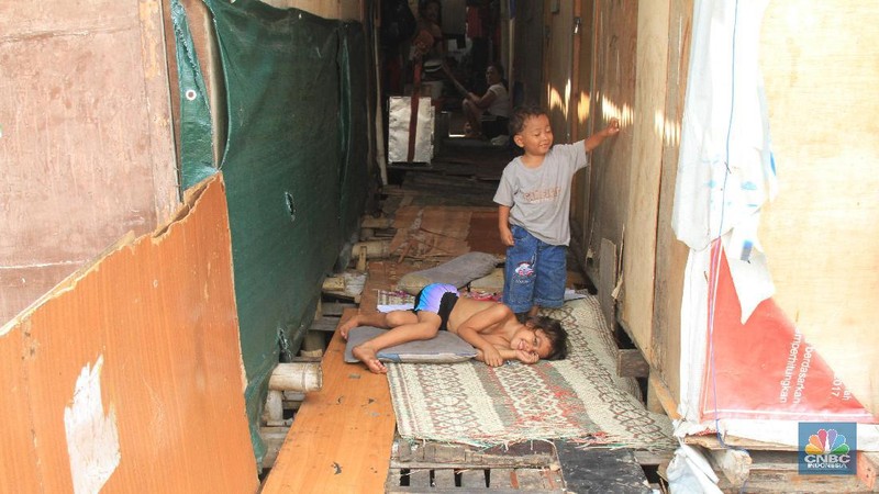 Salah satu warga yang tinggal di sana adalah Andri. Ia membayar sewa gubuk Rp 300 ribu per bulan.