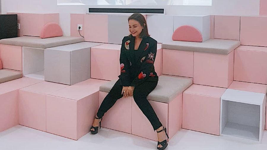 Diva bertubuh mungil, Rossa, juga dikenal dengan rantai bisnisnya yang setumpuk. Berikut rangkuman CNBC Indonesia 