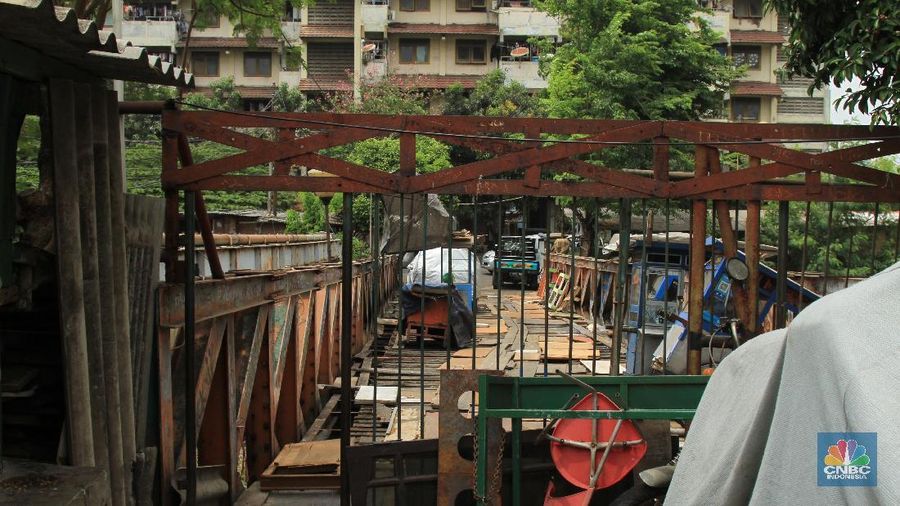 Jembatan tak bertuan peninggalan Presiden Suharto itu telah beralih fungsi.