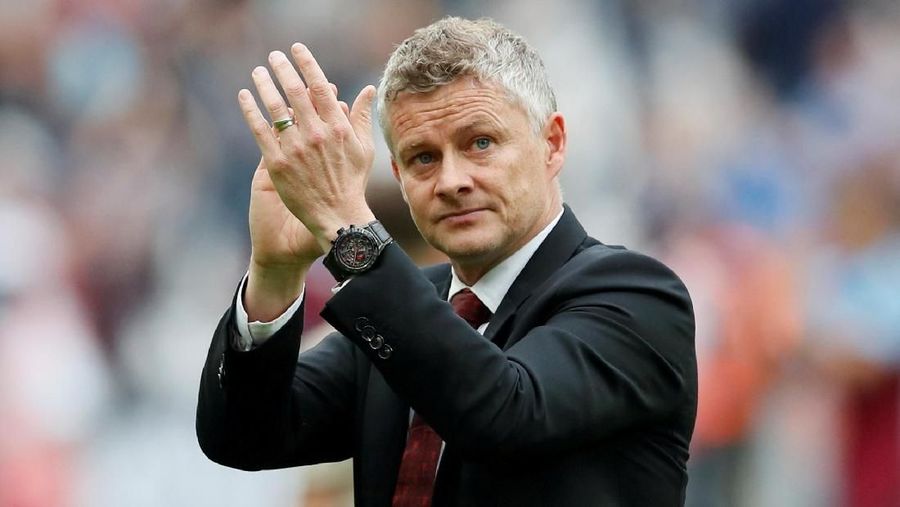 FILE PHOTO: Soccer Football - Premier League - West Ham United v Manchester United - London Stadium, London, Britain - September 22, 2019 Manchester United manager Ole Gunnar Solskjaer applauds the fans after the match. REUTERS/David Klein EDITORIAL USE ONLY. No use with unauthorized audio, video, data, fixture lists, club/league logos or