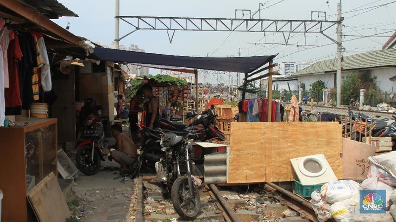 Salah satu warga yang tinggal di sana adalah Andri. Ia membayar sewa gubuk Rp 300 ribu per bulan.