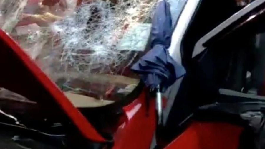 Taksi itu kemudian ditemukan telah rusak, dengan jendelanya rusak, plat nomor dicat dan benda-benda di mobil berserakan di tanah.
