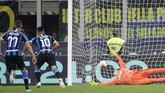 Lautaro Martinez baru mampu mencetak gol dari titik penalti. Pada menit ke-17, Inter menyamakan kedudukan menjadi 1-1. (AP Photo/Luca Bruno)