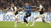 Matthijs de Ligt (kiri) dan Leonardo Bonucci (kanan) mengawal pergerakan Lautaro Martinez yang sedang menggiring bola. (AP Photo/Luca Bruno)