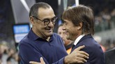 Maurizio Sarri dan Antonio Conte saling bertukar kata di sisi lapangan sebelum laga Inter Milan vs Juventus. (AP Photo/Luca Bruno)