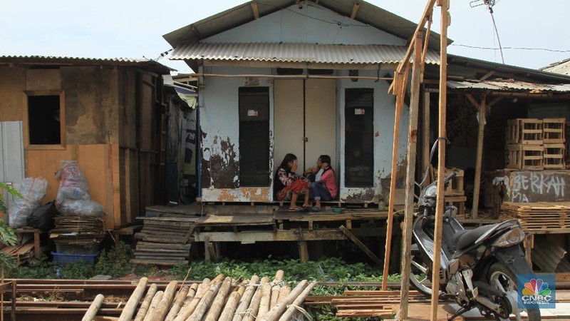 Salah satu warga yang tinggal di sana adalah Andri. Ia membayar sewa gubuk Rp 300 ribu per bulan.