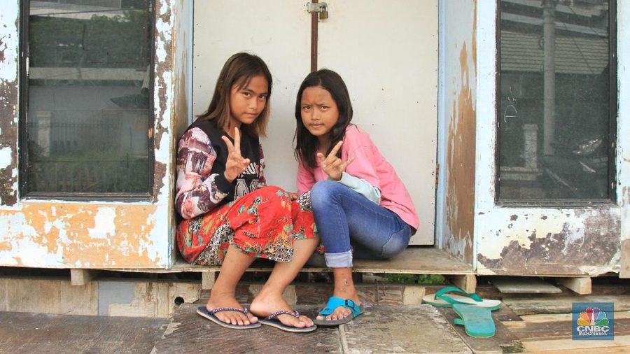Salah satu warga yang tinggal di sana adalah Andri. Ia membayar sewa gubuk Rp 300 ribu per bulan.