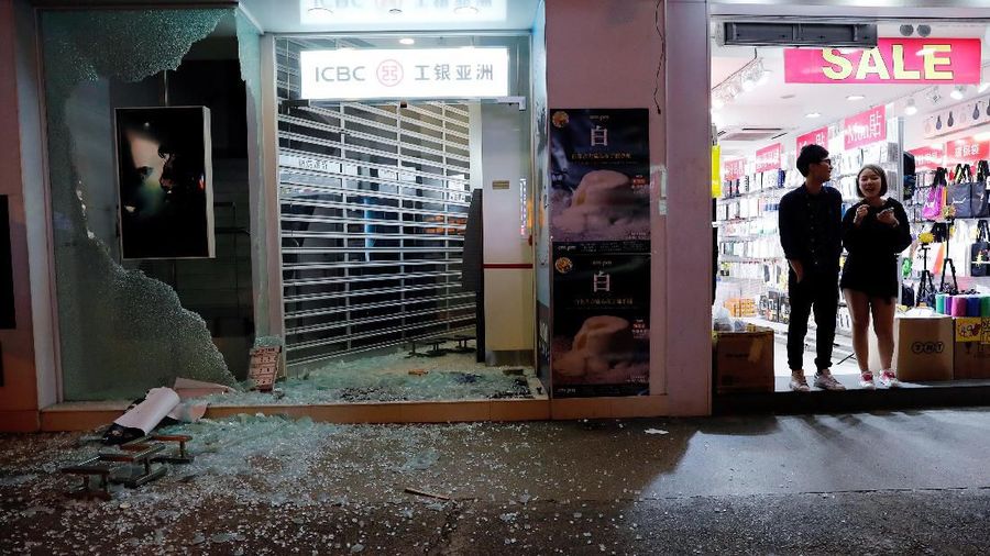 Vandalisme ini dilakukan pendemo karena marah dengan aturan darurat yang diberlakukan pemerintah