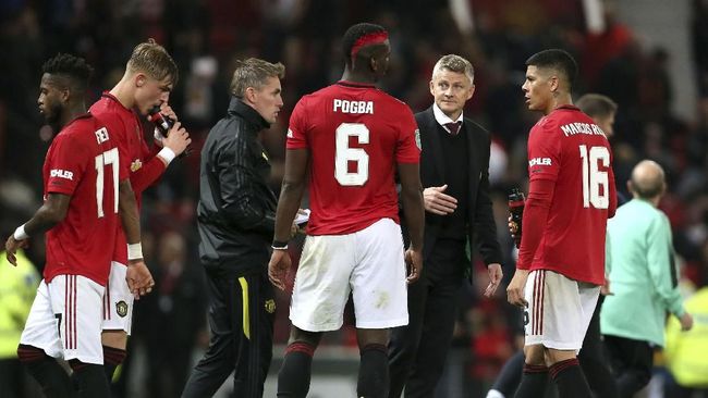 MU Terpuruk, Solskjaer Dicueki Pemain