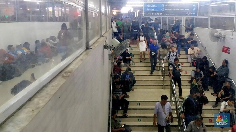 Hujan deras pertama yang mengguyur kawasan Jabodetabek ini membuat ratusan pengguna KRL terjebak di Stasiun.